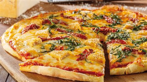 Pizza cesar - Pizza Caesar vďačí svojmu pôvodu za eponymný šalát, z ktorého sa vyznačuje chrumkavým tenkým cestom a lahodnou syrovou kôrou. Hostesky, ktoré kedysi to skúsili, sa pokúšajú hrať sami, aby uvítali hostí a milovaných. Traditional Caesar Pizza Cake. Unikátna chuť pizze sa dosiahne vďaka perfektnej kombinácii zložiek a cesta.